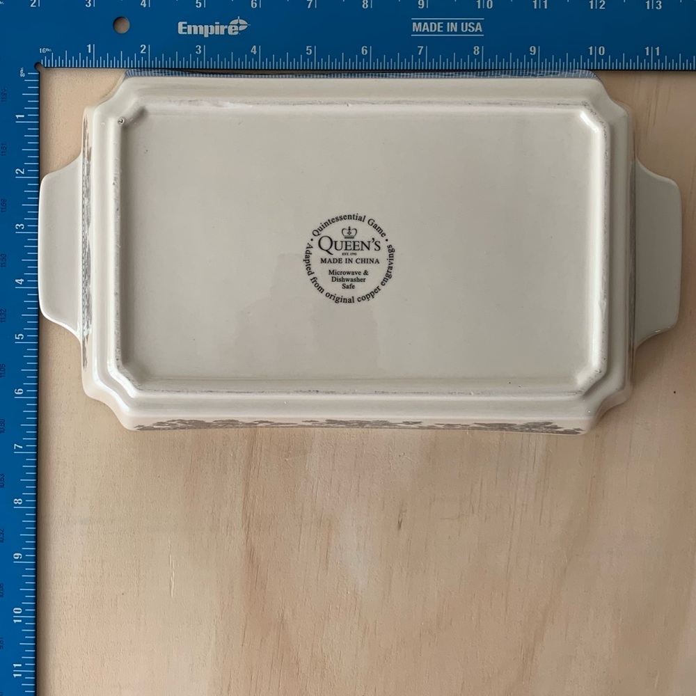 Queen’s Quintessential Game Rectangular Baker - Picture 9 of 10